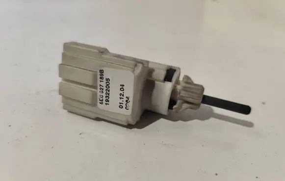 Audi A4 S4 B7 8E 8H Brake pedal sensor switch 8E0927189B 19322005