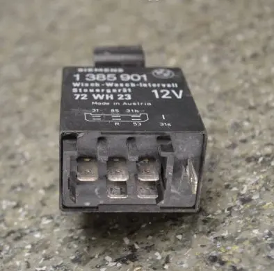 BMW 5 E34 Window wiper relay 1385901 72WH23