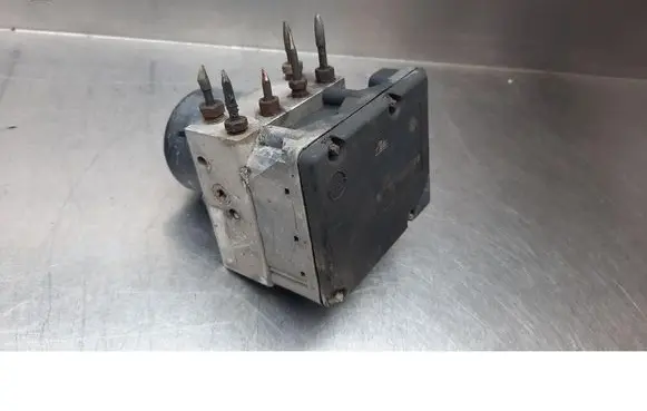 Volkswagen Golf III ABS Pump 3A0907379D