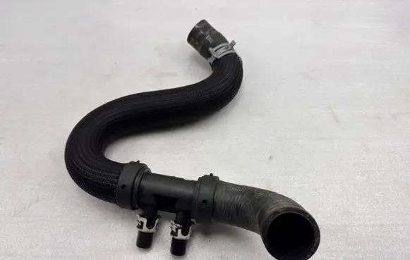 Ford Mustang VI Engine coolant pipe/hose 