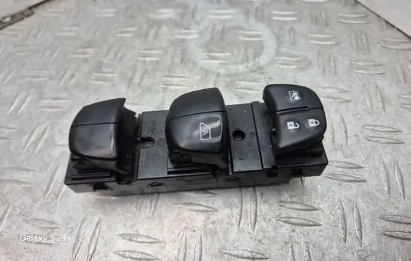 Nissan Qashqai Electric window control switch