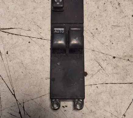 Nissan Primera Electric window control switch 25401AV620 C8DD704N 0122N1