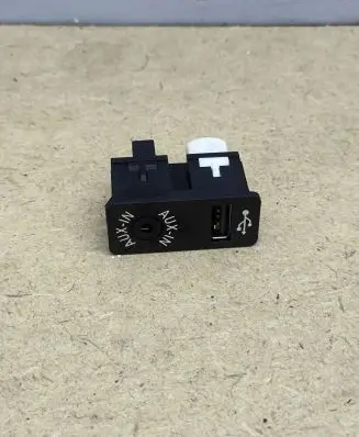 BMW 1 F20 F21 USB socket connector 9221246 MDG50234