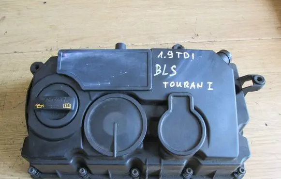 Volkswagen Touran I Rocker cam cover 03G103469M