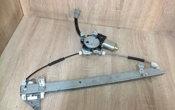 Nissan X-Trail T30 Front door window regulator with motor 
