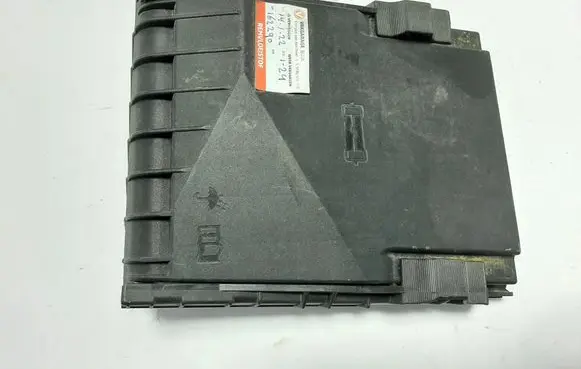 Volkswagen PASSAT B7 Fuse box cover 1K0937132F