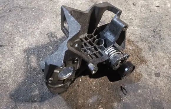 Chevrolet Captiva Generator/alternator bracket 