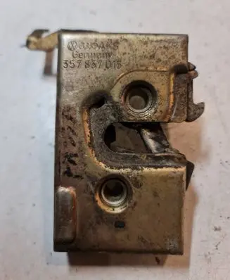 Volkswagen PASSAT B4 Front door lock 357837015