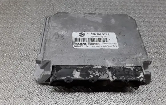 Volkswagen PASSAT B5 Engine control unit/module 3B0907557C 5WP4332
