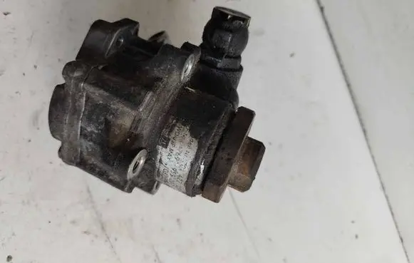 Volkswagen Transporter - Caravelle T4 Power steering pump 701422155