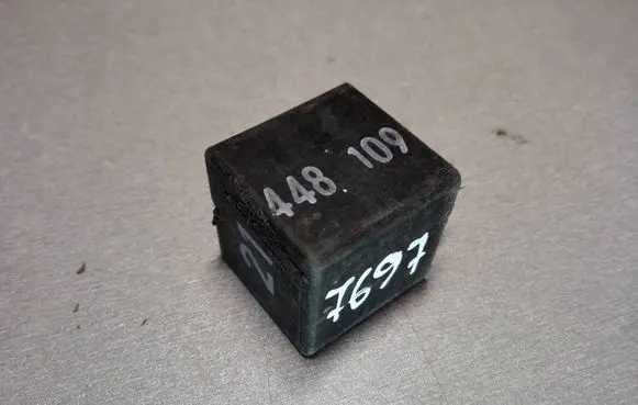 Volkswagen PASSAT B5 Other relay 191953227A