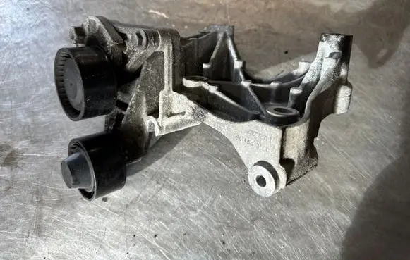 Renault Scenic III - Grand scenic III Generator/alternator bracket 117102017R