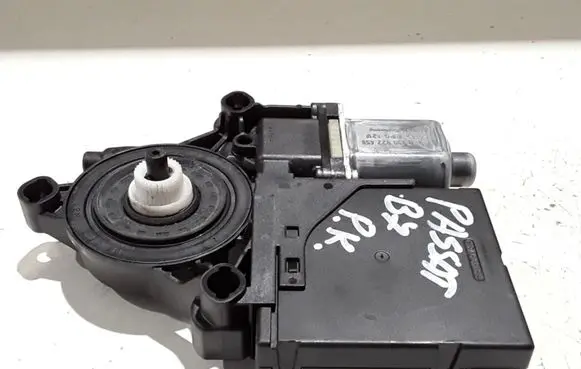 Volkswagen PASSAT B7 Front door window regulator motor 3C0959793C 3AA959701A