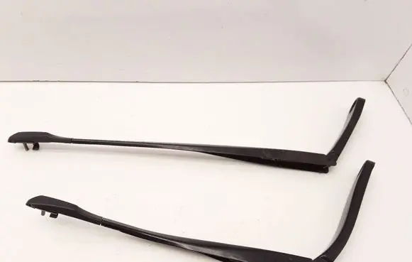 Front wiper blade arm