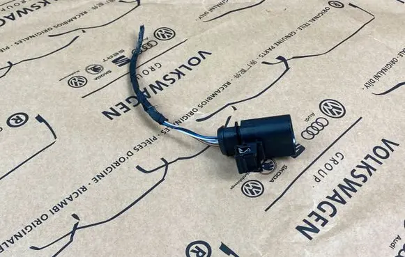 Volkswagen Tiguan Fuel injector wires 1J0973814