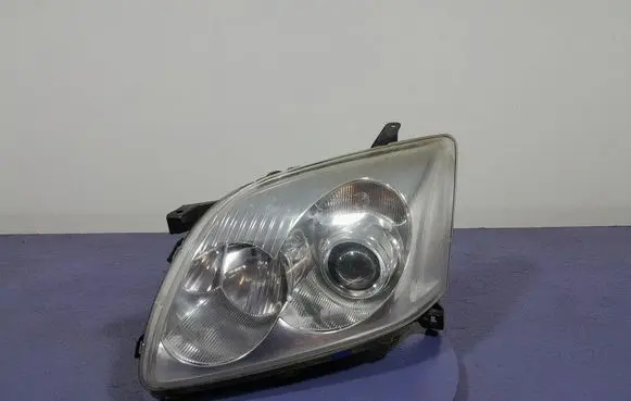 Toyota Avensis Verso Headlight/headlamp 