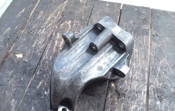 Mercedes-Benz C W204 Engine mounting bracket A6512230004