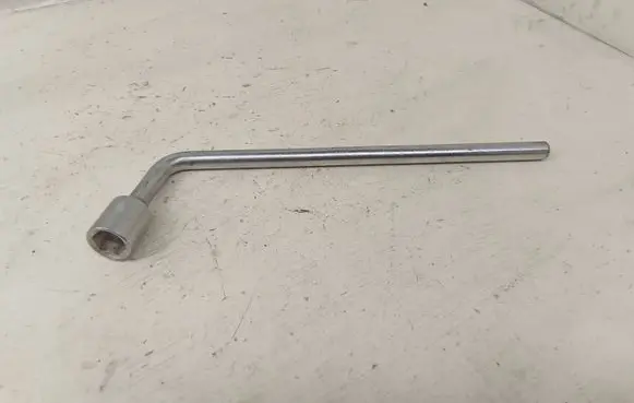 Mercedes-Benz E W212 Wheel nut wrench A2215810001