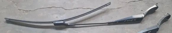 Peugeot 308 Front wiper blade arm