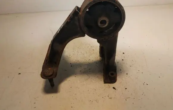 Toyota Avensis T220 Engine mount bracket