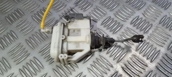 Volkswagen PASSAT B4 Central locking vacuum pump 3A0862153B