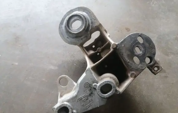 Audi A4 S4 B7 8E 8H Engine mounting bracket 8E0199352F