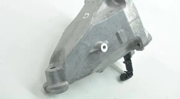 Mercedes-Benz C W205 Engine mounting bracket A2742231004