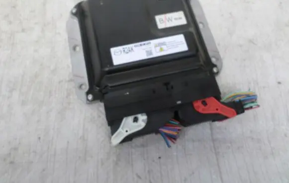 Mazda 3 II Engine control unit/module R2AK18881J