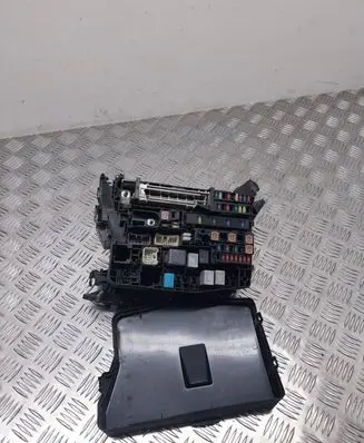 Toyota Avensis T270 Fuse box set 8211105J11