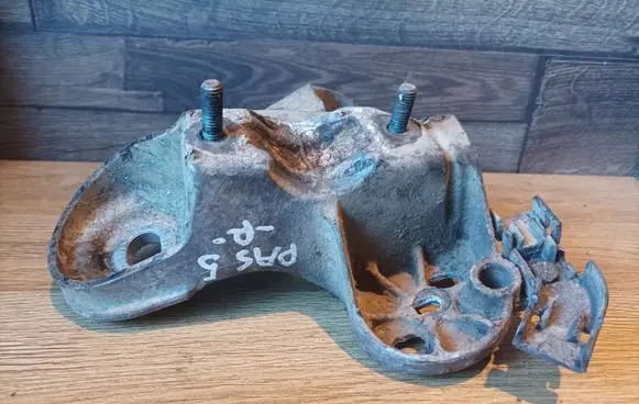 Volkswagen PASSAT B5 Engine mounting bracket