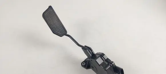 Toyota Prius+ (ZVW40) Accelerator throttle pedal 7811047011