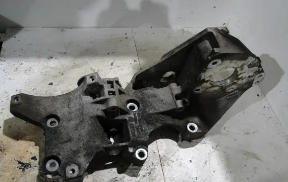 Skoda Superb B6 (3T) Generator/alternator bracket 03L903143