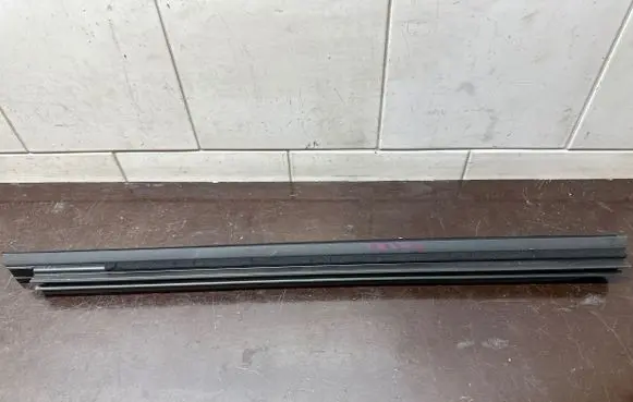 Toyota Prius (XW50) Rubber seal rear door window/glass 