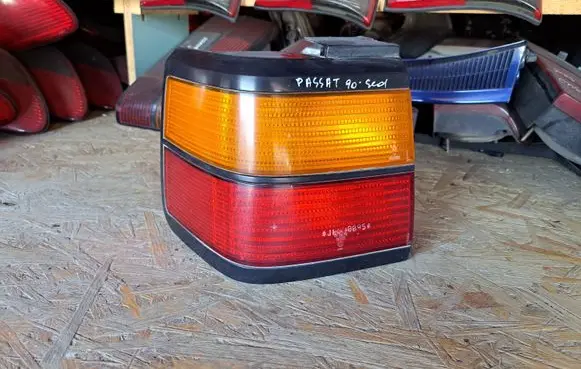 Volkswagen PASSAT B3 Rear/tail lights 357945111