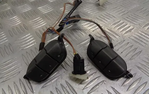Opel Omega B2 Steering wheel buttons/switches 90508669