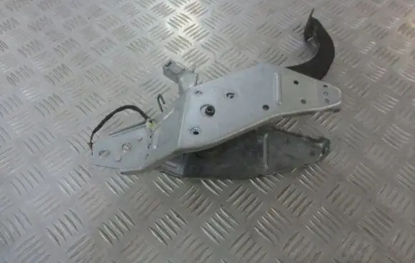 Opel Astra H Clutch pedal 