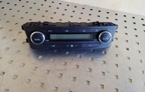Toyota Avensis T270 Climate control unit 5590005400