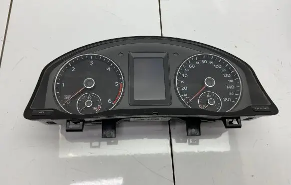 Volkswagen Scirocco Speedometer (instrument cluster) 1K8920961C