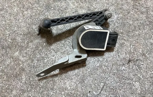Volvo XC40 Headlight/headlamp level sensor 8888807367 32221477 20240123