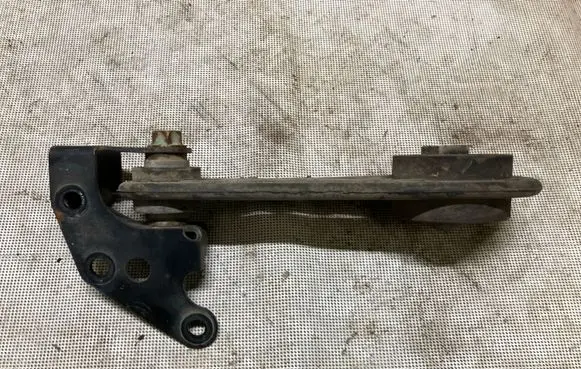Nissan Cube Z12 Engine mount bracket