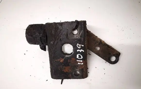 Toyota Avensis T250 Engine mounting bracket 