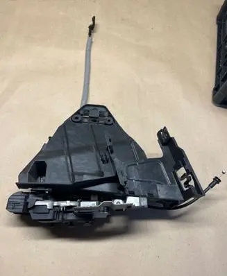 Volvo V40 Front door lock 31440391 933379109 932634103