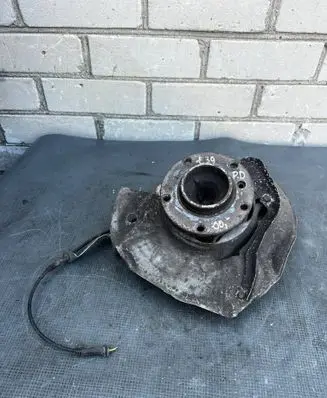 BMW 5 E39 Front wheel hub 