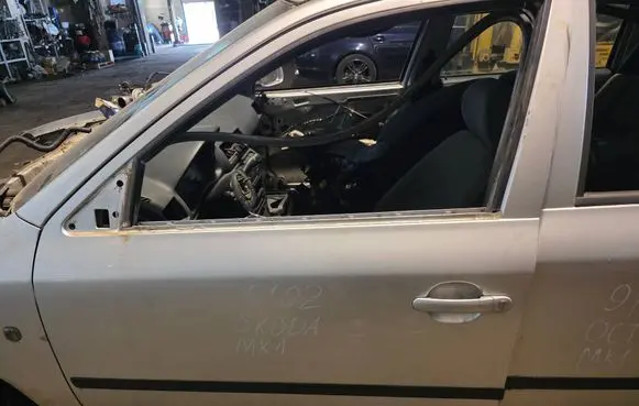 Skoda Octavia Mk1 (1U) Front door 1U4831051