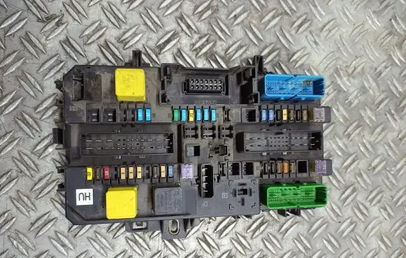 Opel Zafira B Fuse box set 13220832 5DK00866973