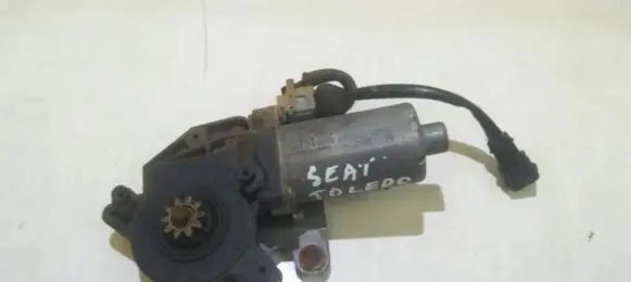 Seat Toledo I (1L) Front door window regulator motor 0130821667