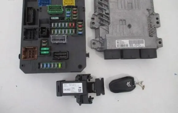 Citroen C4 II Picasso Engine ECU kit and lock set 9804127280