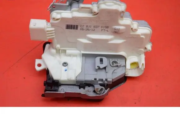 Audi Q3 8U Front door lock 8J1837015B