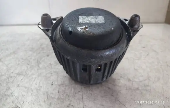 Mercedes-Benz C W204 Engine mount bracket