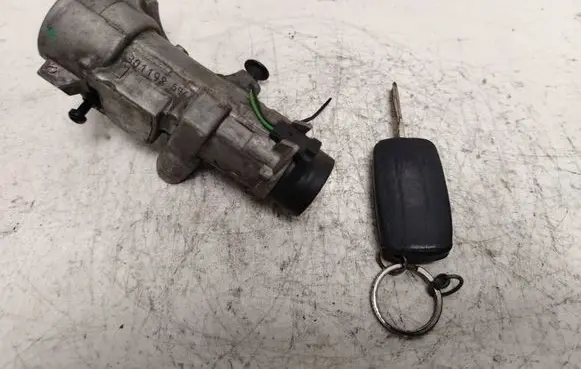 Volkswagen PASSAT B5 Ignition lock 4B0905851